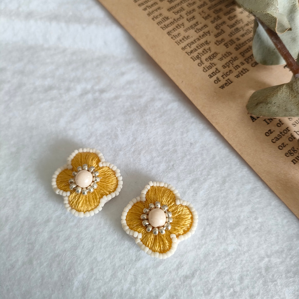 黄色いお花の刺繍ピアス 1枚目の画像