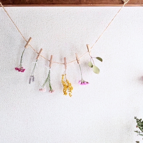 レモンユーカリやグラスやススキやケイトウなど華やかでグリーンな  