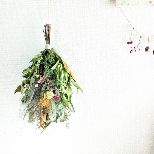 レモンユーカリやグラスやススキやケイトウなど華やかでグリーンな  