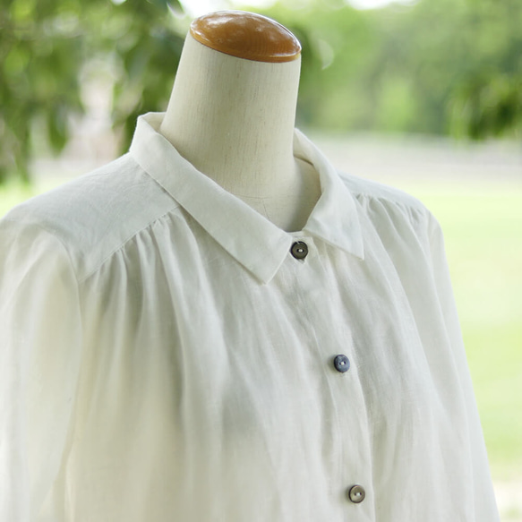 春季、夏季和秋季的實用罩衫。亞麻兩向長袖襯衫連身裙，前部褶皺開口（灰白色）OP05。 第10張的照片