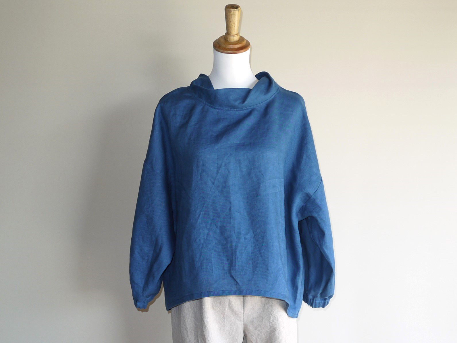 リネン◇ツイストカラーのふんわりプル　長袖◇ブルー◇フリーサイズ（リネン100％、ブラウス）