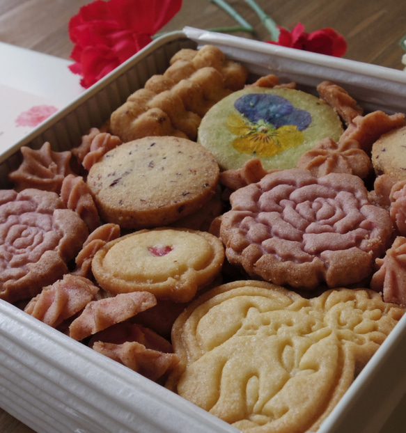 【特集掲載】母の日クッキー缶2023※缶の色が変わりました【現品限り】 1枚目の画像