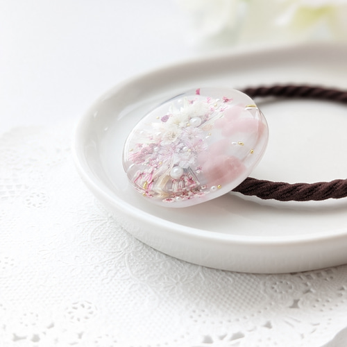 お花とピンクの蝶々 レジンヘアゴム サークル ヘアゴム ボタニカル