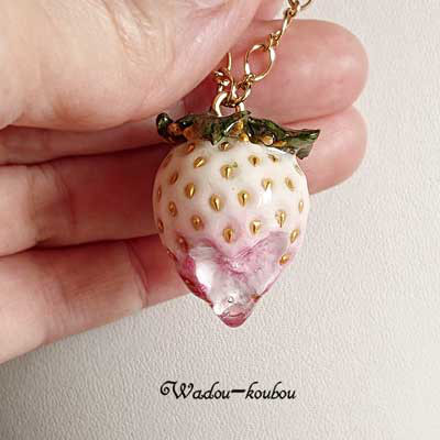 果汁滴る白イチゴのネックレス（ゴールド）