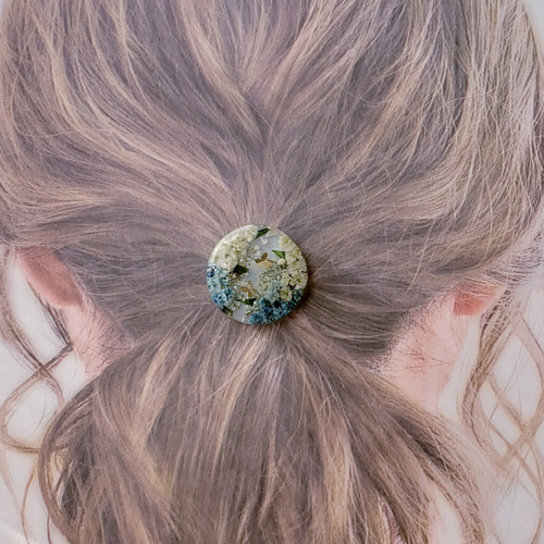 レジンヘアゴム お花畑　ちょうちょ　ブルー　ハンドメイド レジンヘアゴム お花畑ちょうちょブルーハンドメイド