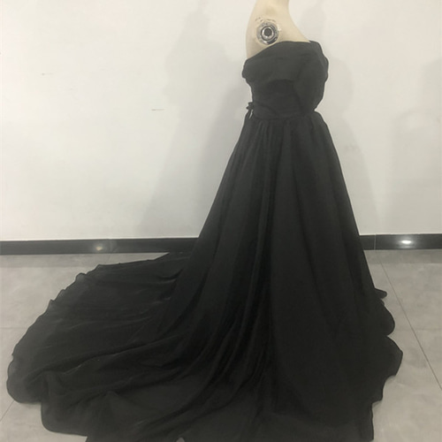 ウェディングドレス 黒 人気上昇！オーガンジー 光沢サテン オフショル  