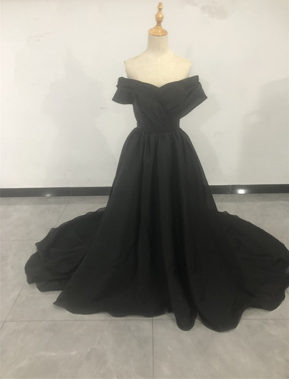 ウェディングドレス 黒 人気上昇！オーガンジー 光沢サテン オフショル  