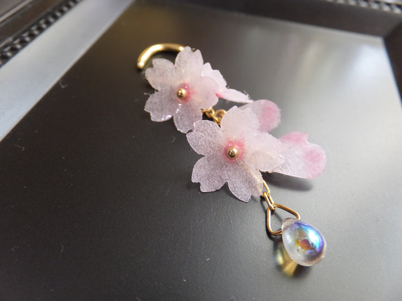 揺れる桜のイヤーカフ 2枚目の画像