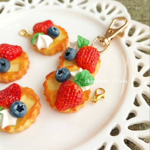 いちごとブルーベリーのminiワッフルキーホルダー 