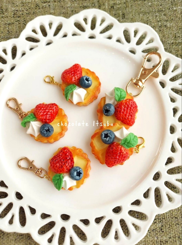 いちごとブルーベリーのminiワッフルキーホルダー♪Strawberry&Blueberry♪フェイクスイーツ 2枚目の画像