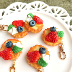 いちごとブルーベリーのminiワッフルキーホルダー♪Strawberry&Blueberry♪フェイクスイーツ 4枚目の画像