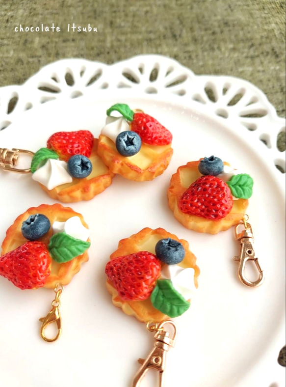 いちごとブルーベリーのminiワッフルキーホルダー♪Strawberry&Blueberry♪フェイクスイーツ 4枚目の画像