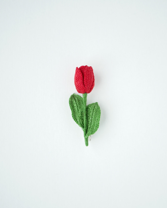 小さなチューリップブローチ〜赤色〜 (受注制作、お花、お花モチーフ、手編み、春、贈り物、四季折々) 2枚目の画像