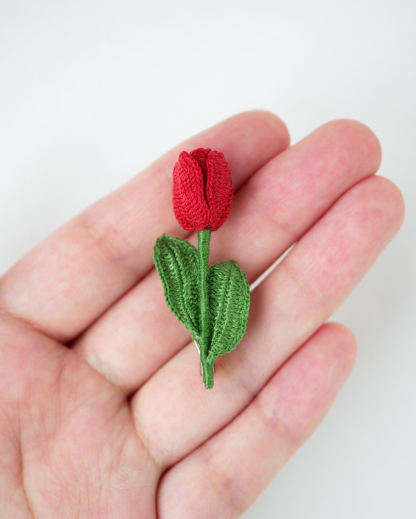 小さなチューリップブローチ〜赤色〜 (受注制作、お花、お花モチーフ、手編み、春、贈り物、四季折々) 1枚目の画像