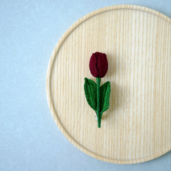 小さなチューリップブローチ〜赤色〜 (受注制作、お花、お花モチーフ、手編み、春、贈り物、四季折々) 8枚目の画像