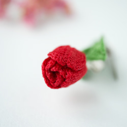 小さなチューリップブローチ〜赤色〜 (受注制作、お花、お花モチーフ、手編み、春、贈り物、四季折々) 3枚目の画像