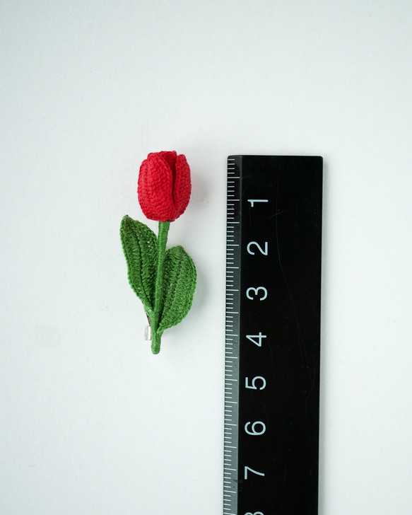 小さなチューリップブローチ〜赤色〜 (受注制作、お花、お花モチーフ、手編み、春、贈り物、四季折々) 7枚目の画像
