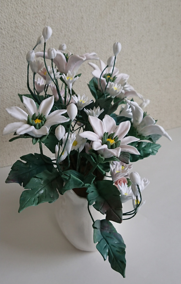 クレイアート　マーガレットのフラワーアレンジメント　主花材にマーガレット、添えにかすみ草 3枚目の画像