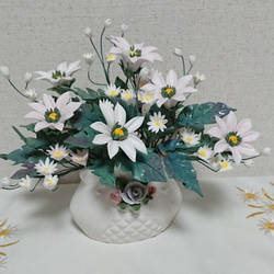 クレイアート　マーガレットのフラワーアレンジメント　主花材にマーガレット、添えにかすみ草 6枚目の画像