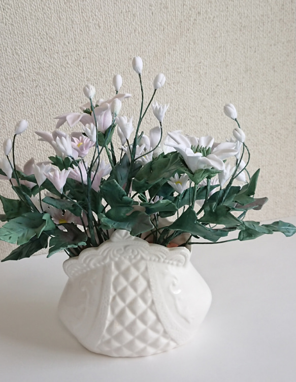 クレイアート　マーガレットのフラワーアレンジメント　主花材にマーガレット、添えにかすみ草 4枚目の画像