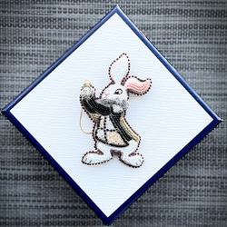 ビーズ刺繍のブローチ　-白ウサギ(ブラックジャケット)-rabbit 3枚目の画像