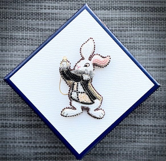 ビーズ刺繍のブローチ　-白ウサギ(ブラックジャケット)-rabbit 3枚目の画像