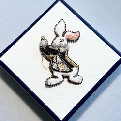ビーズ刺繍のブローチ　-白ウサギ(ブラックジャケット)-rabbit 8枚目の画像