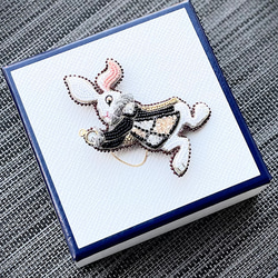 ビーズ刺繍のブローチ　-白ウサギ(ブラックジャケット)-rabbit 4枚目の画像