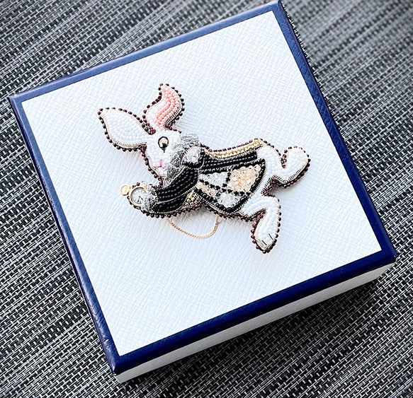 ビーズ刺繍のブローチ　-白ウサギ(ブラックジャケット)-rabbit 4枚目の画像