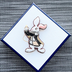 ビーズ刺繍のブローチ　-白ウサギ(ブラックジャケット)-rabbit 7枚目の画像