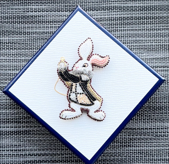 ビーズ刺繍のブローチ　-白ウサギ(ブラックジャケット)-rabbit 7枚目の画像