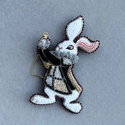 ビーズ刺繍のブローチ　-白ウサギ(ブラックジャケット)-rabbit 2枚目の画像