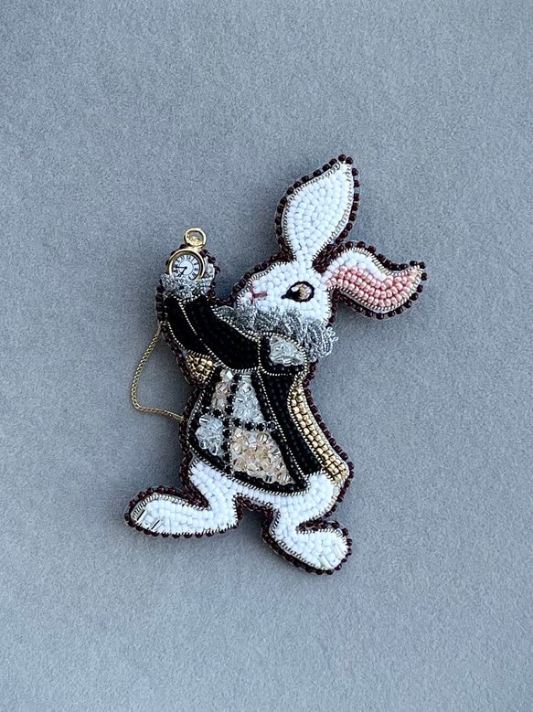 ビーズ刺繍のブローチ　-白ウサギ(ブラックジャケット)-rabbit 2枚目の画像