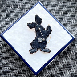 ビーズ刺繍のブローチ　-白ウサギ(ブラックジャケット)-rabbit 6枚目の画像