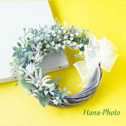 SOLD シルバーリーフと白い花（鈴蘭、フランネルフラワー、カスミ草）のお洒落リース(台：直径20㎝）　   (430) 2枚目の画像