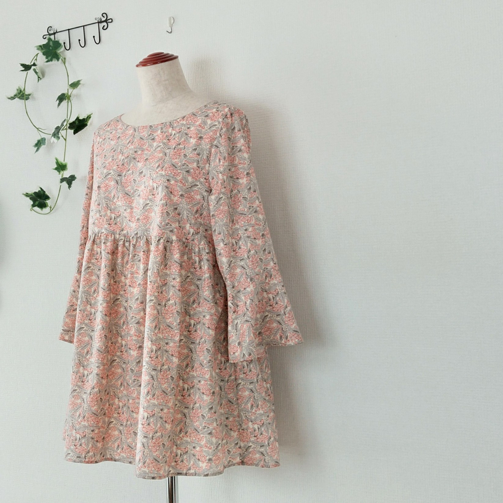 【送料無料】ピンク系木の実柄ティアードチュニック