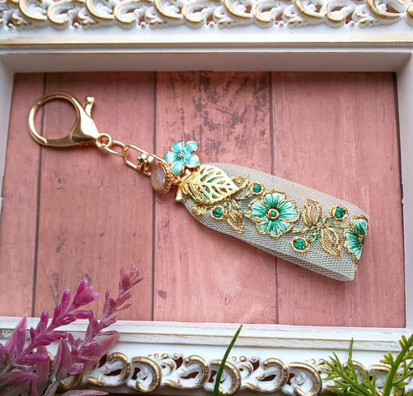 グリーンのインド刺繍タッセルのキーホルダー キーホルダー クレセント 