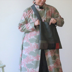 着物リメイク　緑亀甲大島紬の色合わせ肩掛けバック 1枚目の画像