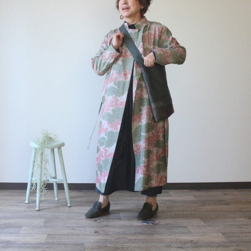 着物リメイク 緑亀甲大島紬の色合わせ肩掛けバック ショルダーバッグ ウサギ洋裁店 通販|Creema(クリーマ) 15689580 着物リメイク 緑亀甲大島紬の色合わせ肩掛けバック ショルダーバッグ ウサギ洋裁店 通販|Creema(クリーマ) 15689580