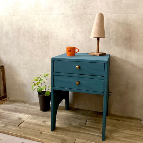 あくび様2の1 東海家具 ナイトテーブル 引き出し・コンセント付き