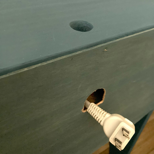 ナイトテーブル コンセントタップ ケーブルが目立たない 木製 四つ脚