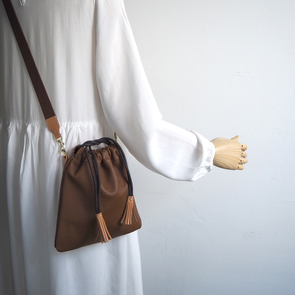 一点もの】巾着 ポシェット（ダイヤの型押し キャメル） 2WAY  