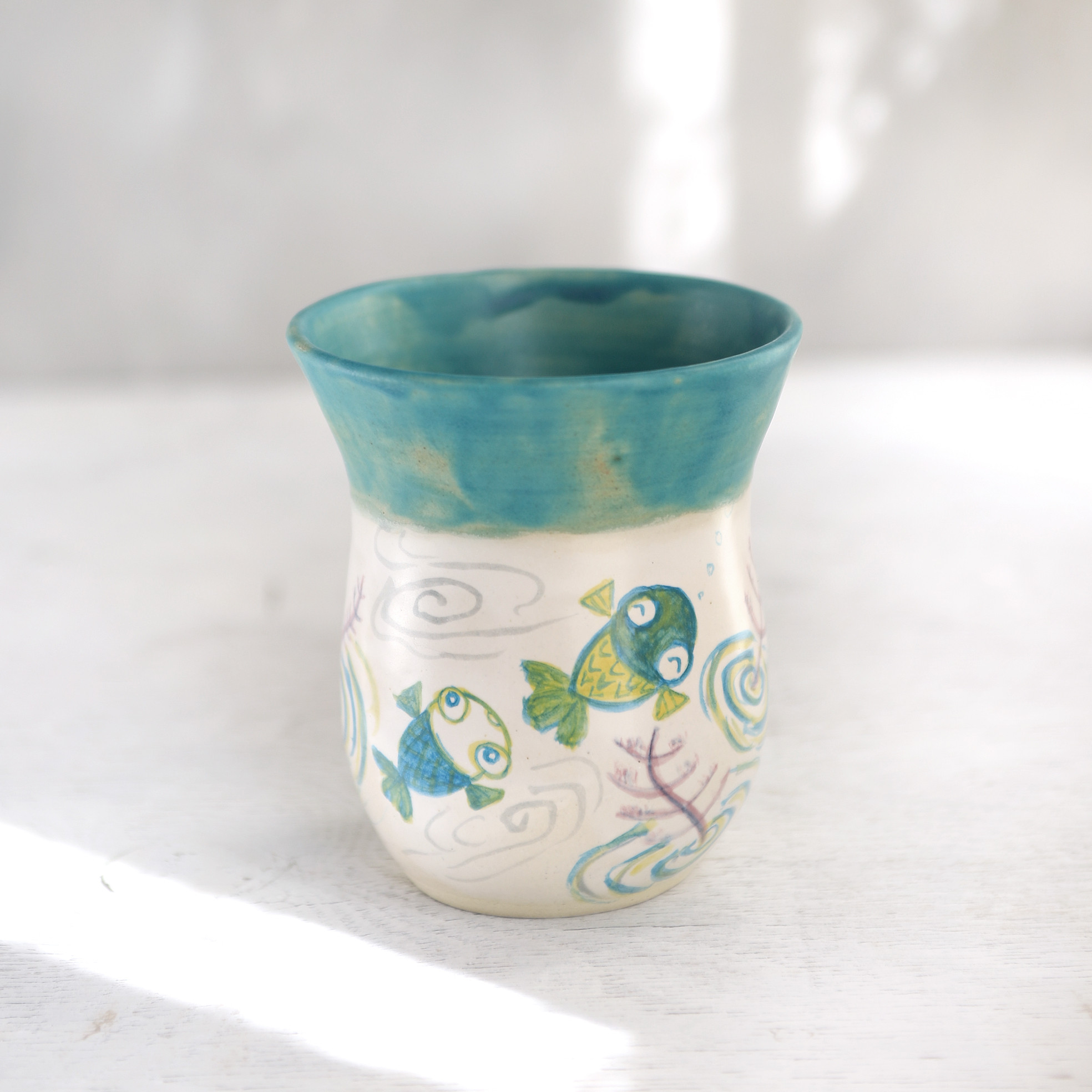 青い金魚と水草の色絵花器