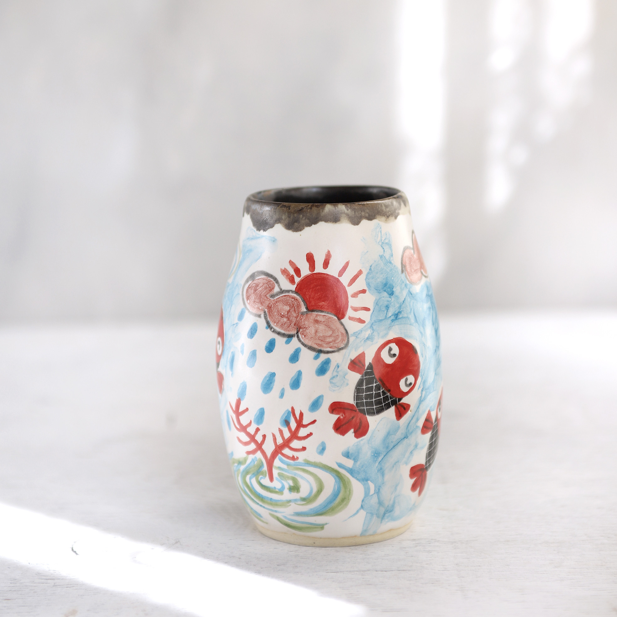 赤い金魚と黒い水草の色絵花器（円柱）