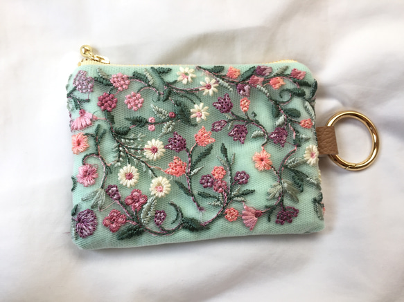 インド刺繍 リボン ファスナーポーチ カラビナ付き 花柄×ミントグリーン 3枚目の画像