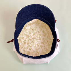 ベビーキッズの帽子　白の刺繍布とインディゴデニムのキャスケット（こどもサイズ　春夏　リボン：茶） 6枚目の画像