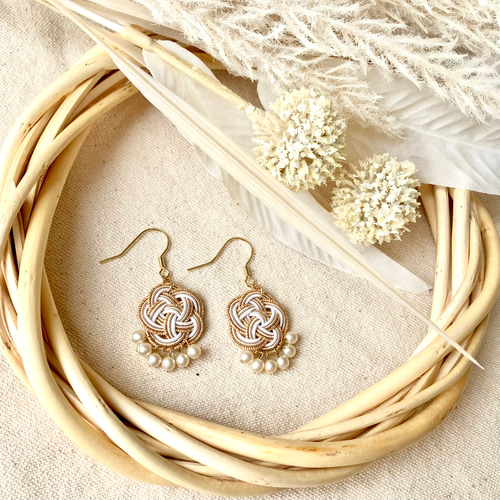 やさしくゆれる 水引アクセサリー 梅結びとチェコビーズのピアス