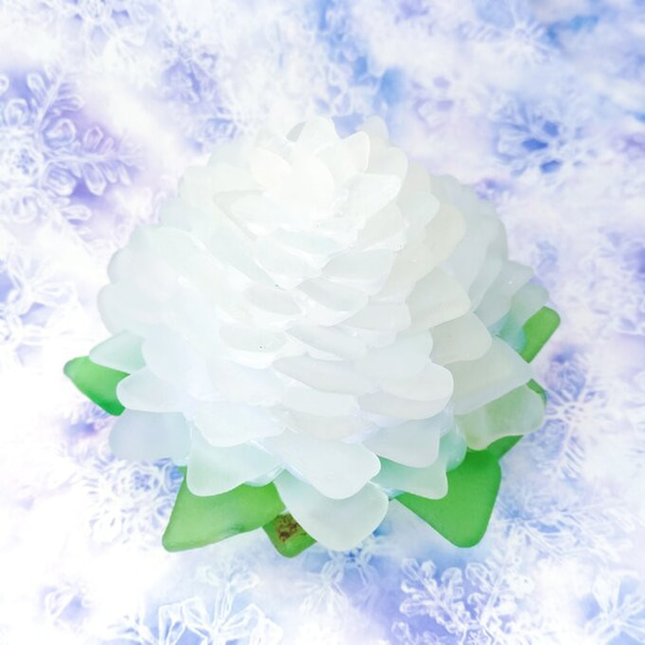 【オーダー】シーグラスのお花のランプシェード ホワイト×グリーン 山茶花（さざんか）クリスマスラッピング対応【海灯花】 3枚目の画像