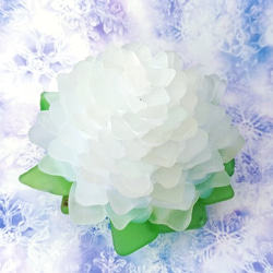 【オーダー】シーグラスのお花のランプシェード ホワイト×グリーン 山茶花（さざんか）クリスマスラッピング対応【海灯花】 1枚目の画像