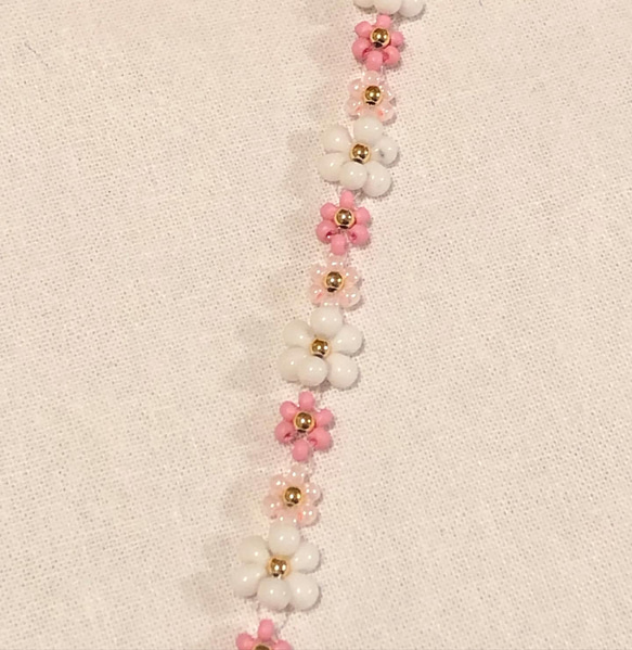 つや消しマットピンクとぷっくりお花のビーズブレスレット 2枚目の画像